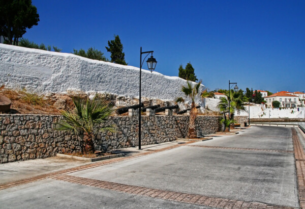 The iconic pedestrian promenade is how to get to Spetses second port from Dapia port